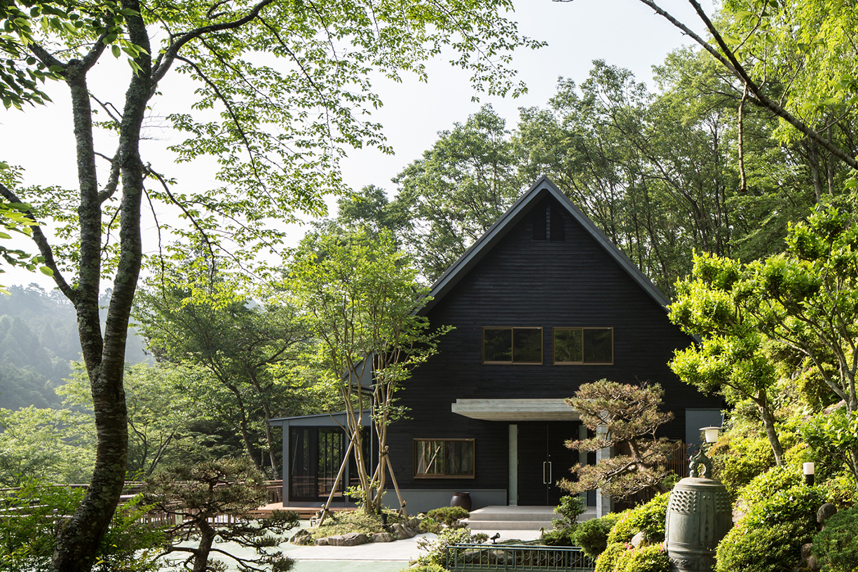 亀岡の別荘外観トップ